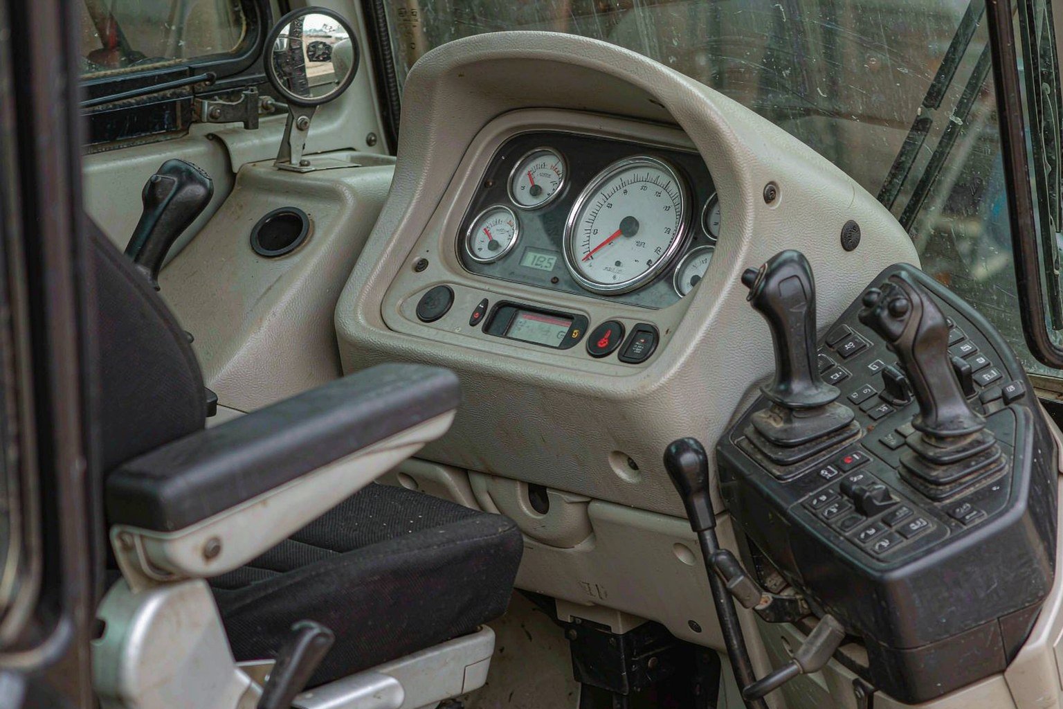 Excavator dashboard showing hydraulic oil high temperature warning light